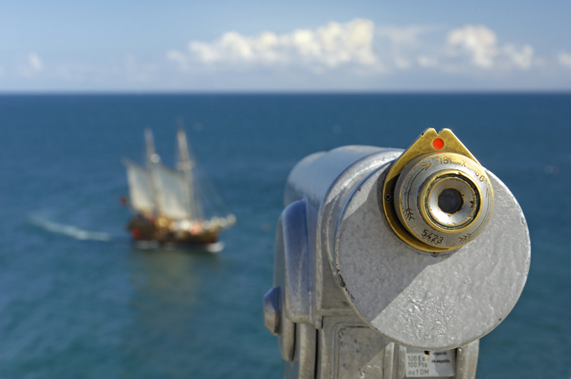 MALC_Bild Bild eines Fernrohres, gerichtet auf ein unscharfes Segelboot, als Sinnblick für den Überblick bei MALC Managing across the lifecycle bei ITSM Partner