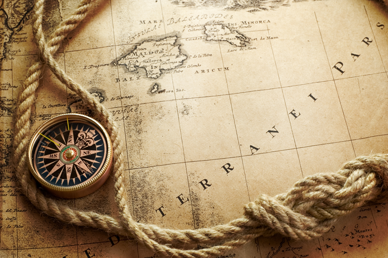 Kompass und Seekarte als Sinnbild für Service Strategy bei ITSM Partner