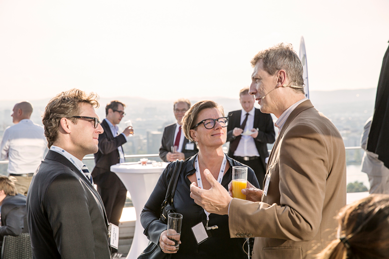 Richard Friedl mit Teilnehmern von Service Space 2014 auf der Terrasse der Wolke 19