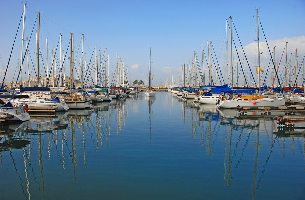 Ansicht von ankernden Segelbooten in einem kleinen Hafen als Sinnbild für eine geschlossene Gesellschaft = Inhouse Kurs bei ITSM Partner