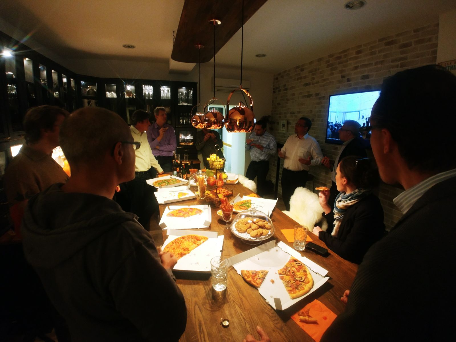 ITSM Stammtisch Oktober 2017 Gäste essen Pizza im Clubhouse