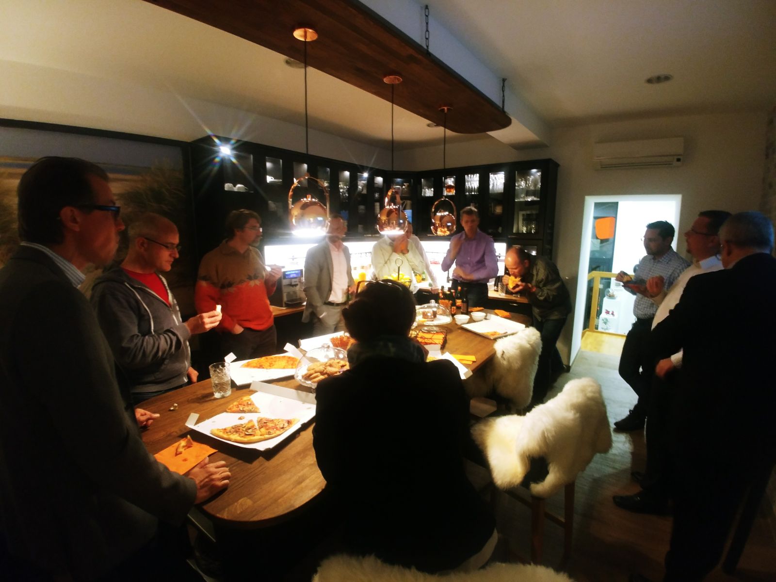 ITSM Stammtisch Oktober 2017 Gäste essen Pizza im Clubhouse