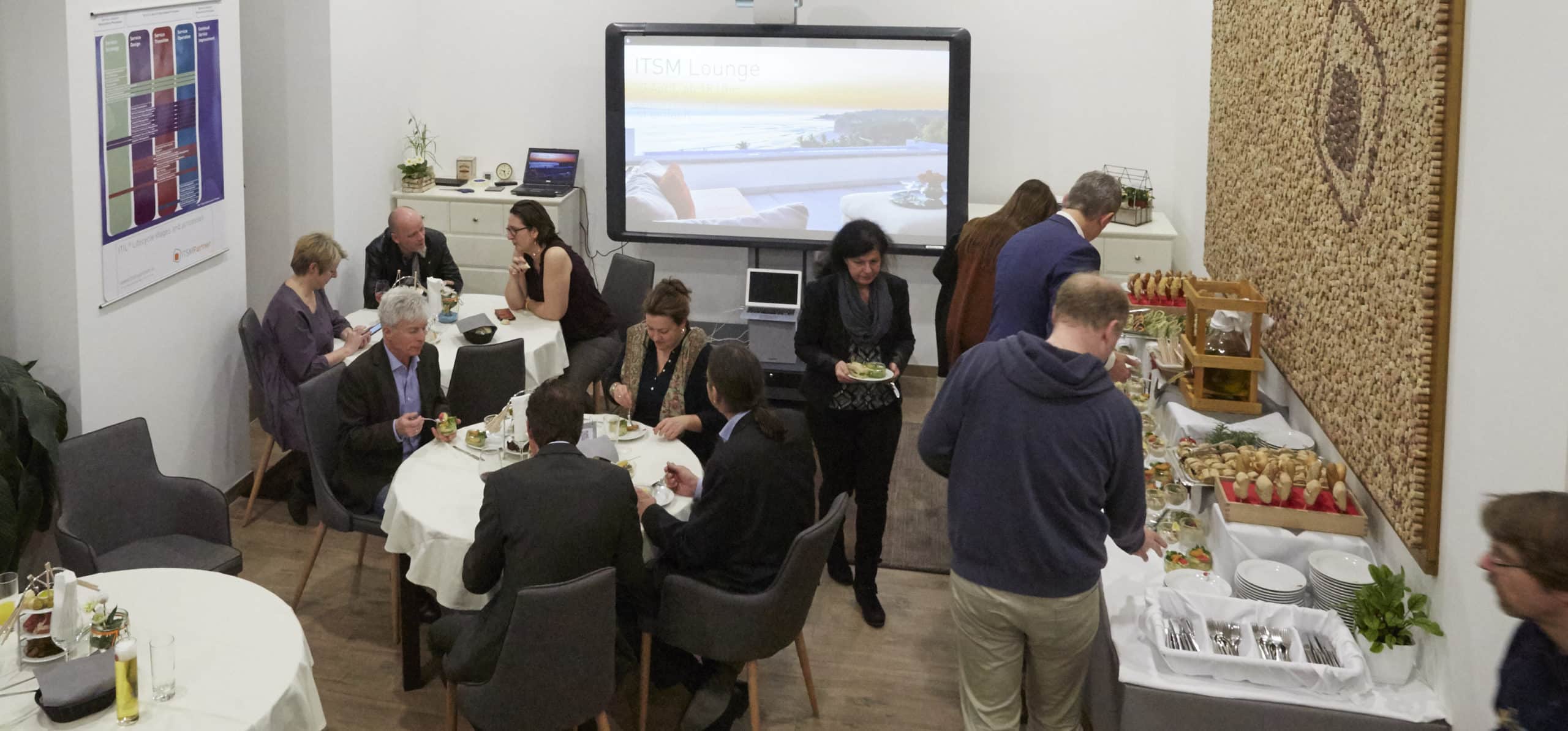 Hafenfest 2017 Gäste in der Marina beim Unterhalten und am Buffet