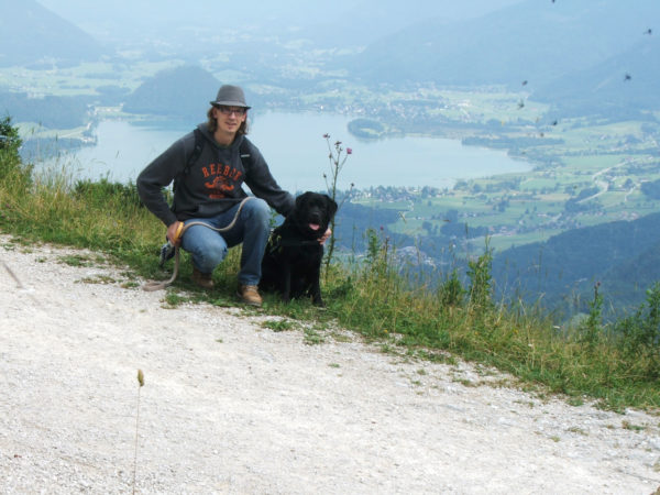 Bürohund Pedro mit Richard Friedl bei einer Wanderung am Wolfgangsee