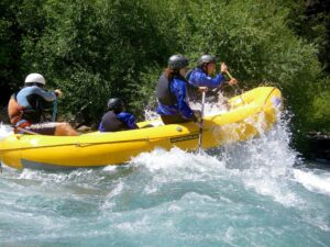 Raftingboot mit 4er Team als Sinnbild für die harte Arbeit beim ITIL Expert Bootcamp von ITSM Partner