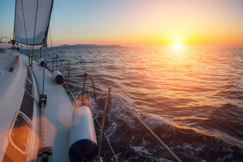 Segelschiff fährt in den Sonnenuntergang als Sinnbild für Service Operation bei ITSM Partner