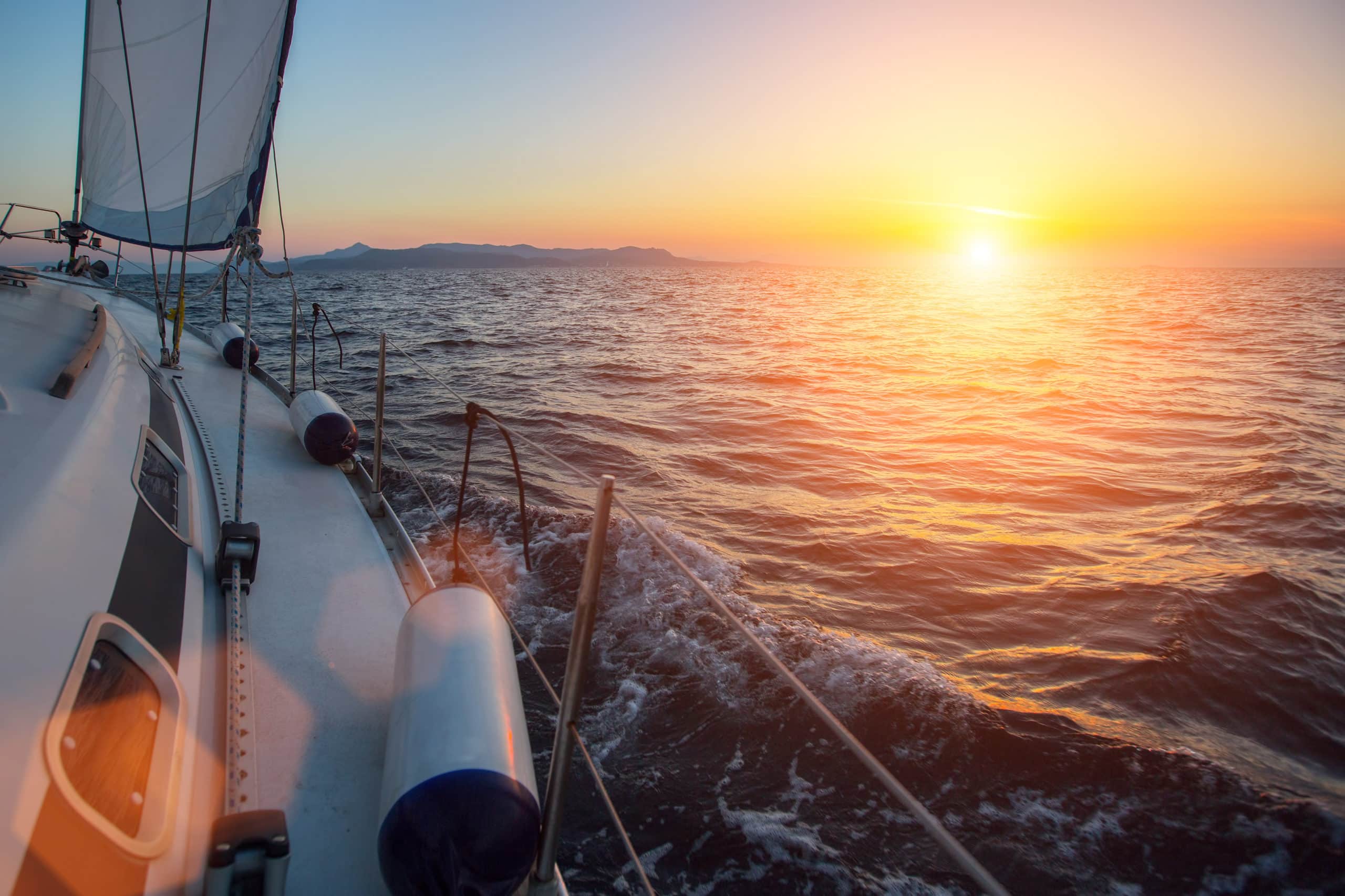 Operate your service Segelschiff fährt in den Sonnenuntergang als Sinnbild für Service Operation bei ITSM Partner
