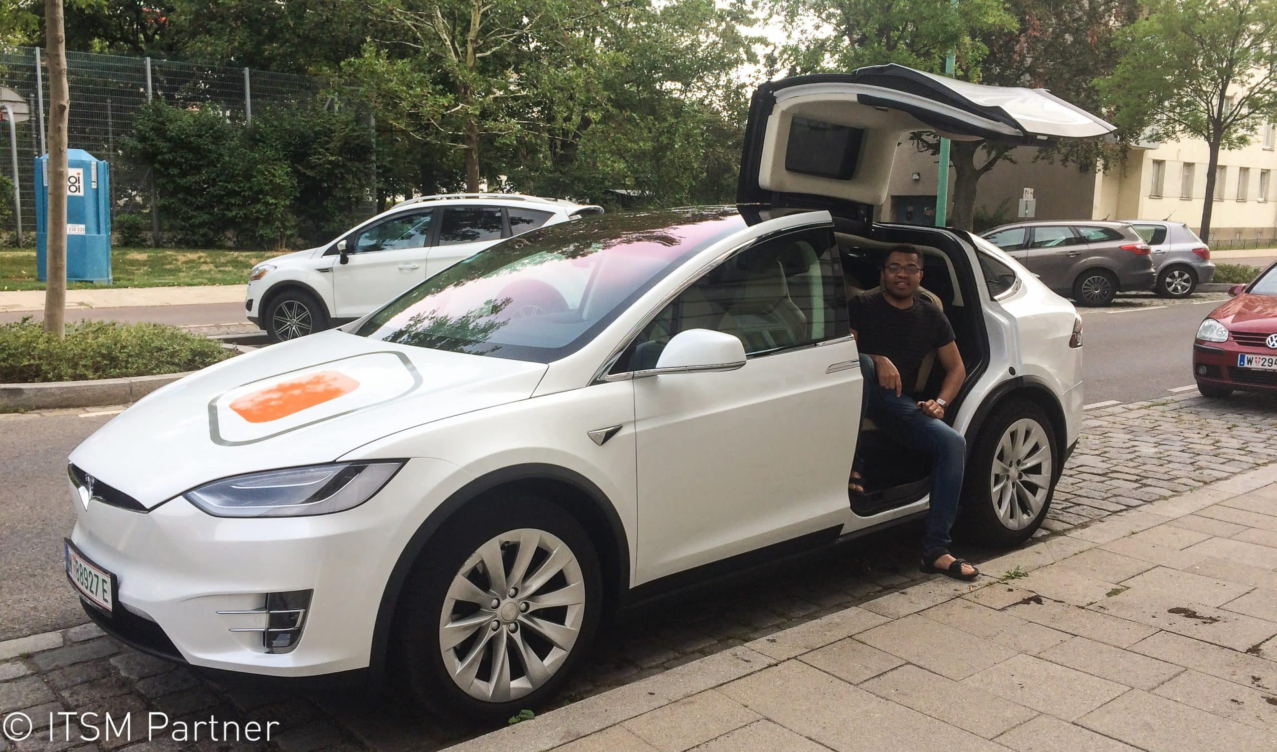 ein Gewinner ein Gewinner mit dem ITSM Partner TESLA Model X
