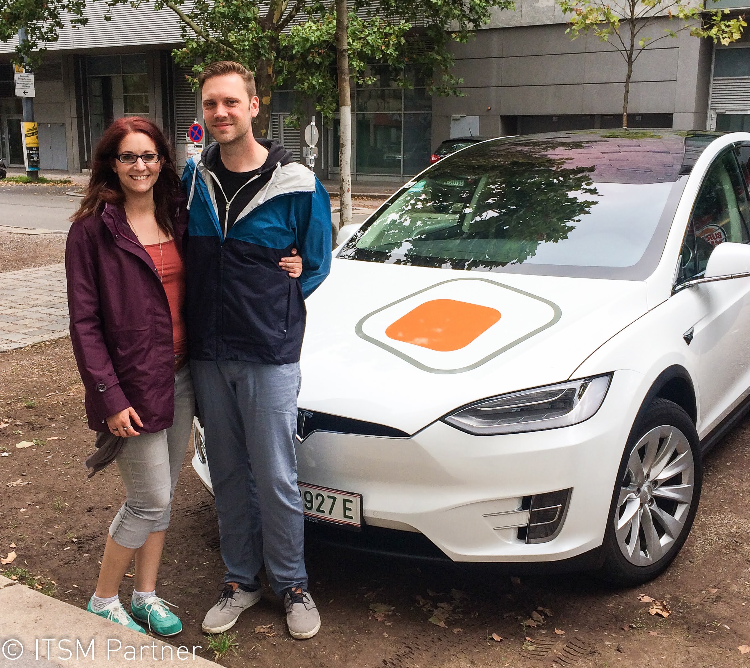 ein Gewinner des TESLA Tages ©ITSM Partner ein Gewinner mit dem ITSM Partner TESLA Model X