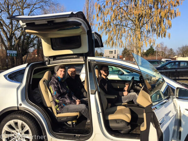 ein Gewinner © ITSM Partner ein Gewinner mit Familie mit dem ITSM Partner TESLA Model X