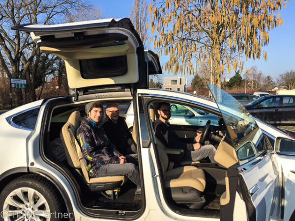 ein Gewinner mit Familie mit dem ITSM Partner TESLA Model X