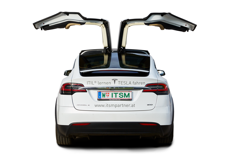 Rückansicht des ITSM Partner TESLA Model X mit geöffneten Wingtüren