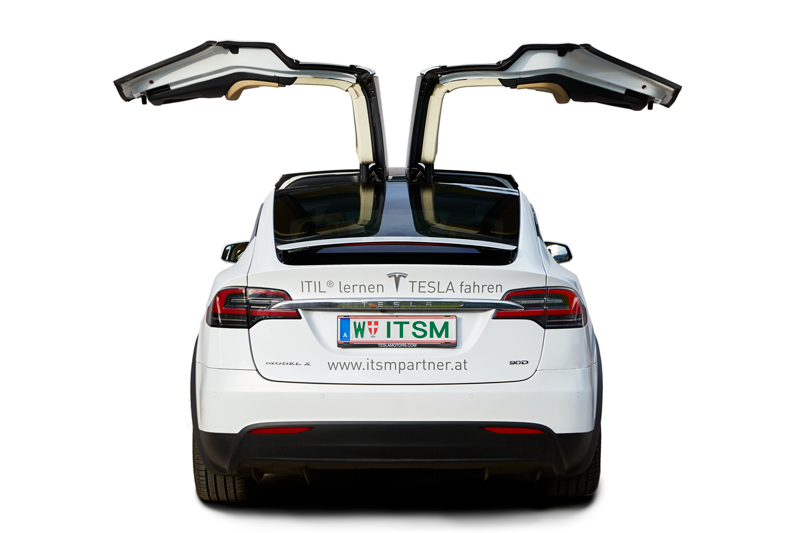 © ITSM Partner Rückansicht des ITSM Partner TESLA Model X mit geöffneten Wingtüren